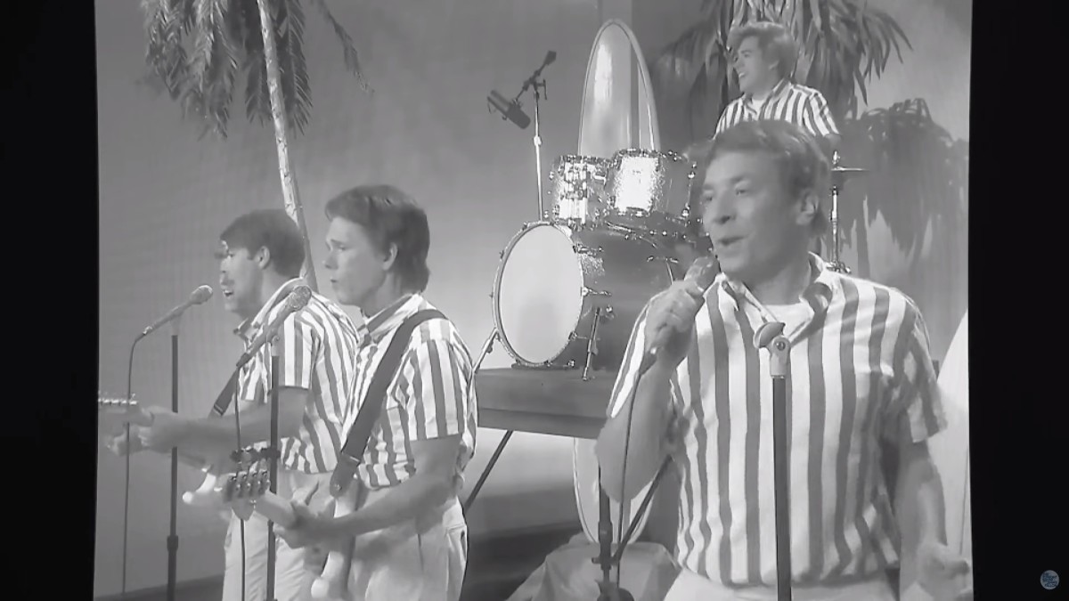 Kevin Bacon & Jimmy Fallon Perform The Beach Boys Parody On Tonight Show