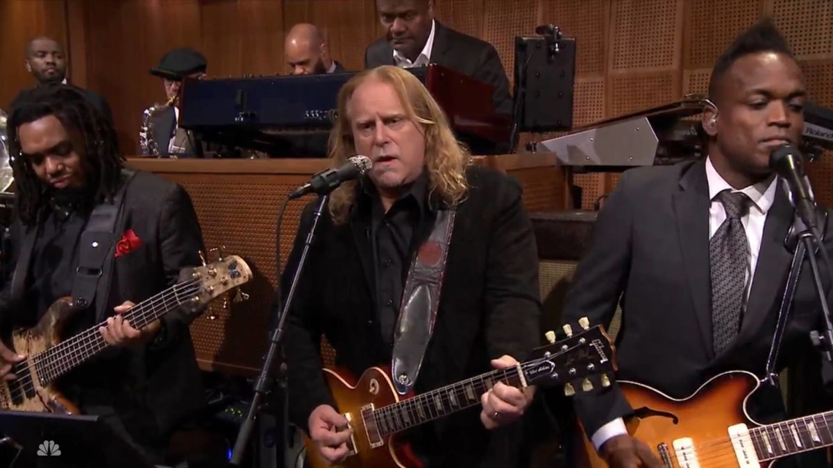 Warren Haynes Performs With The Roots On 'The Tonight Show'