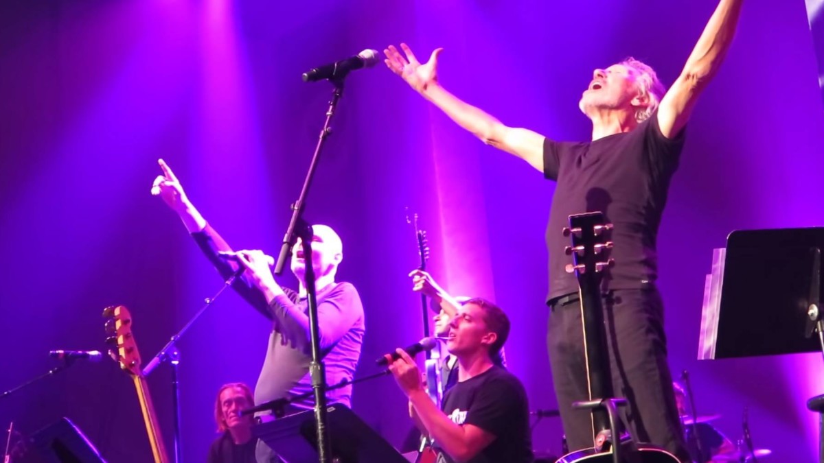 Billy Corgan & Tom Morello Perform With Roger Waters