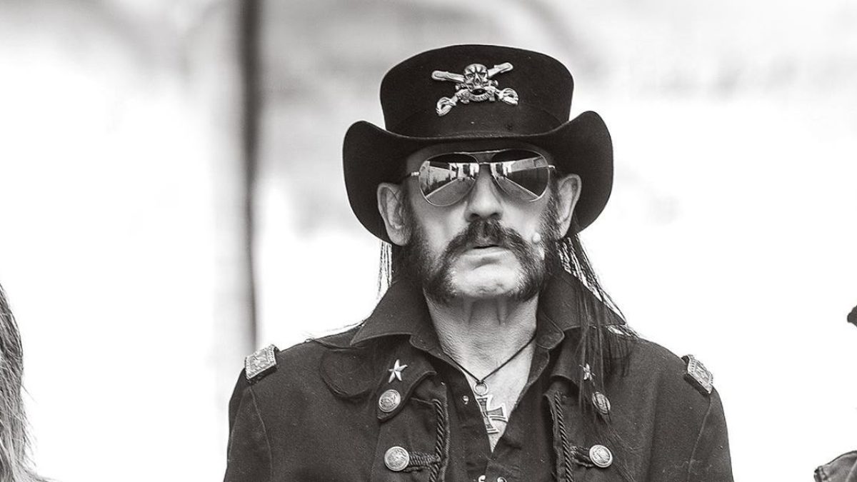 Remembering Ian ‘Lemmy’ Kilmister: Performing ‘Silver Machine’ With Hawkwind
