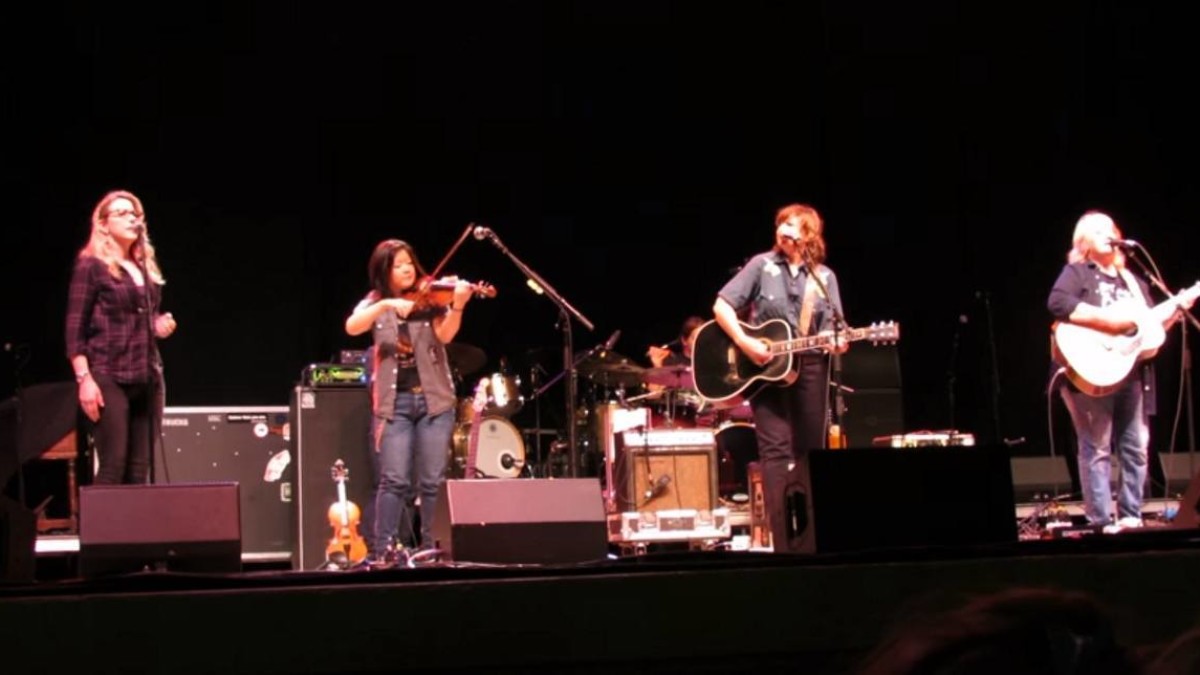 Susan Tedeschi Guests With Indigo Girls On 'Closer To Fine'