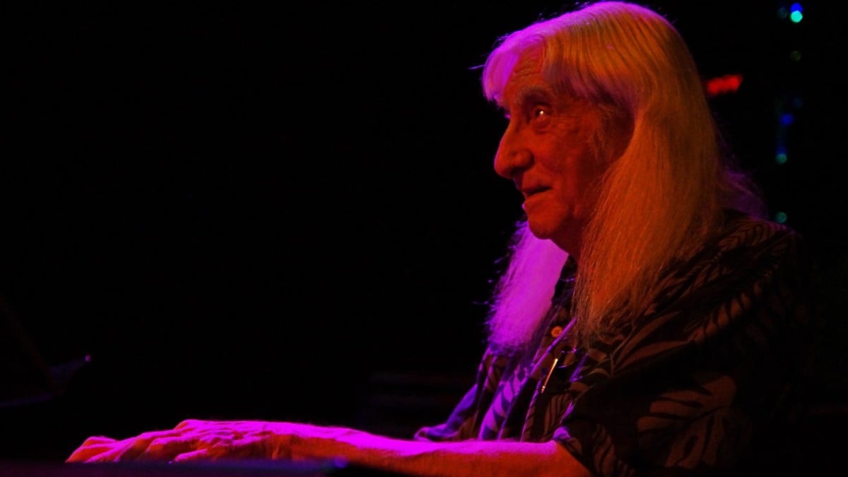 Grateful Dead Keyboardist Tom Constanten Talks Phil Lesh, Psychedelics & More On ‘Don’t Call Me Boring’ Podcast