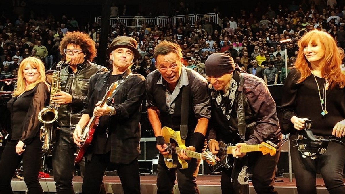 Bruce Springsteen Covers Bowie & Plays 'The River' In Pittsburgh