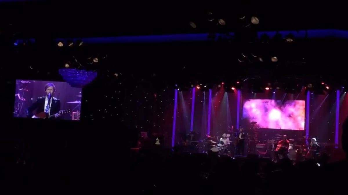 Beck & Nirvana Members Cover David Bowie