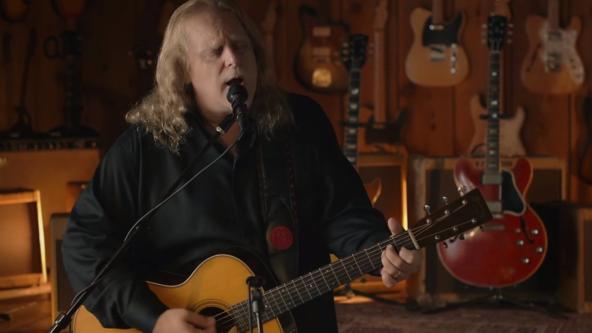 Warren Haynes Performs Acoustic ‘Spots Of Time’ At Guitar Center