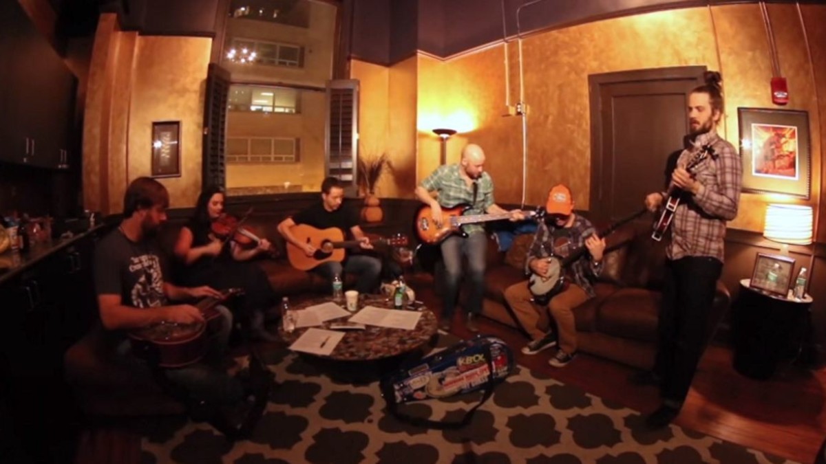 Yonder Mountain String Band Covers 'Second That Emotion' For Greenroom Session
