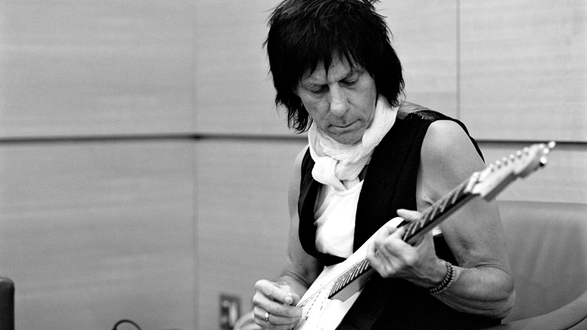 Watch Jimmy Hall Lead Jeff Beck On 'Morning Dew' At Capitol Theatre