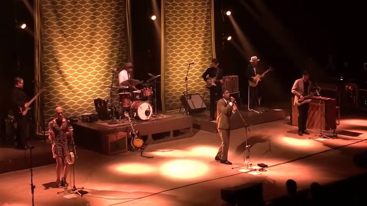 Leon Bridges Covers Neil Young In Toronto