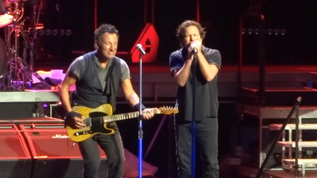Eddie Vedder Guests With Bruce Springsteen & E Street Band In Seattle