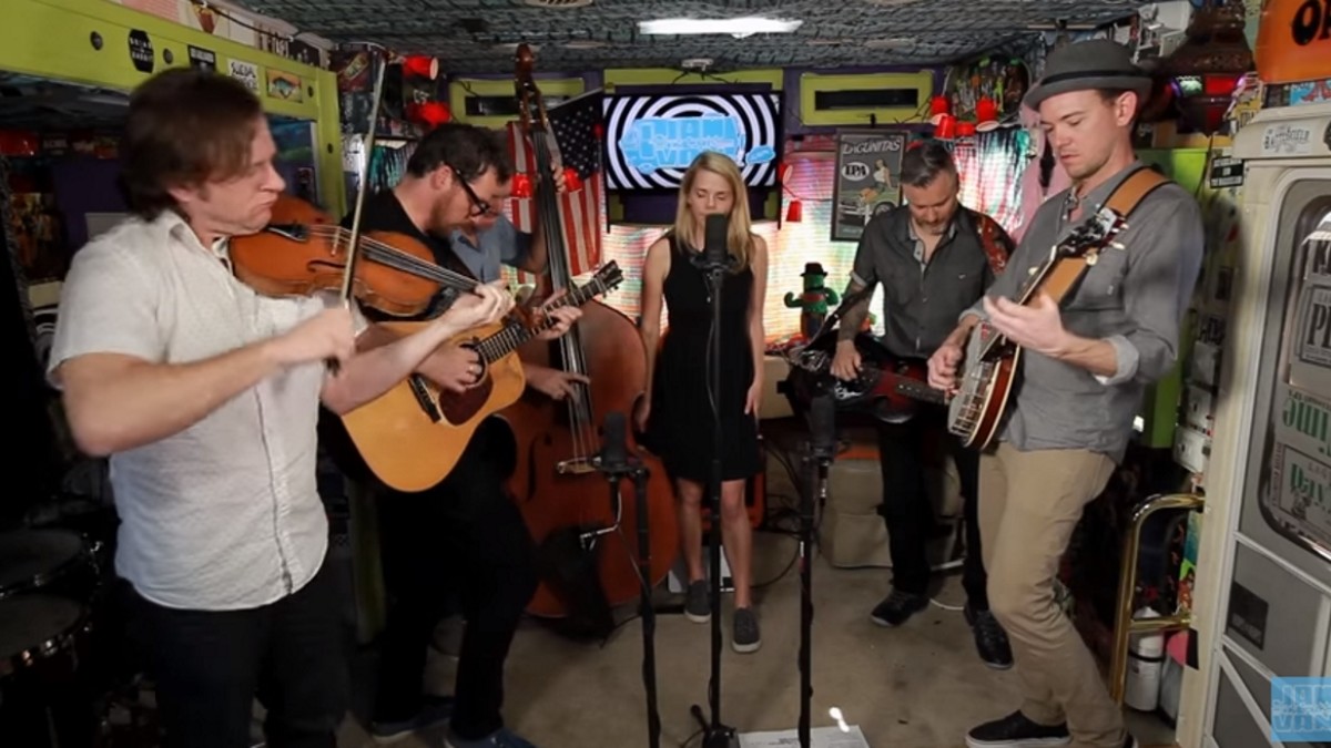 The Infamous Stringdusters & Guests Perform For 'Jam In The Van'
