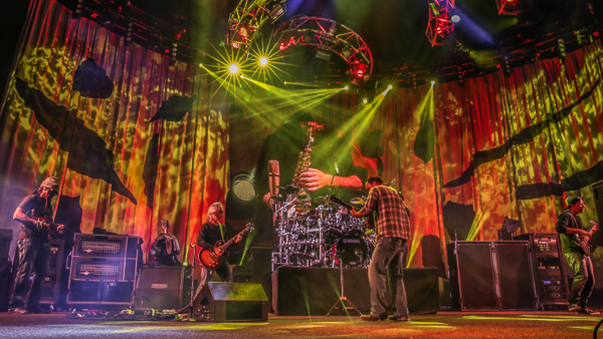 Pearl Jam Guitarist Mike McCready Guests With Dave Matthews Band In Irvine