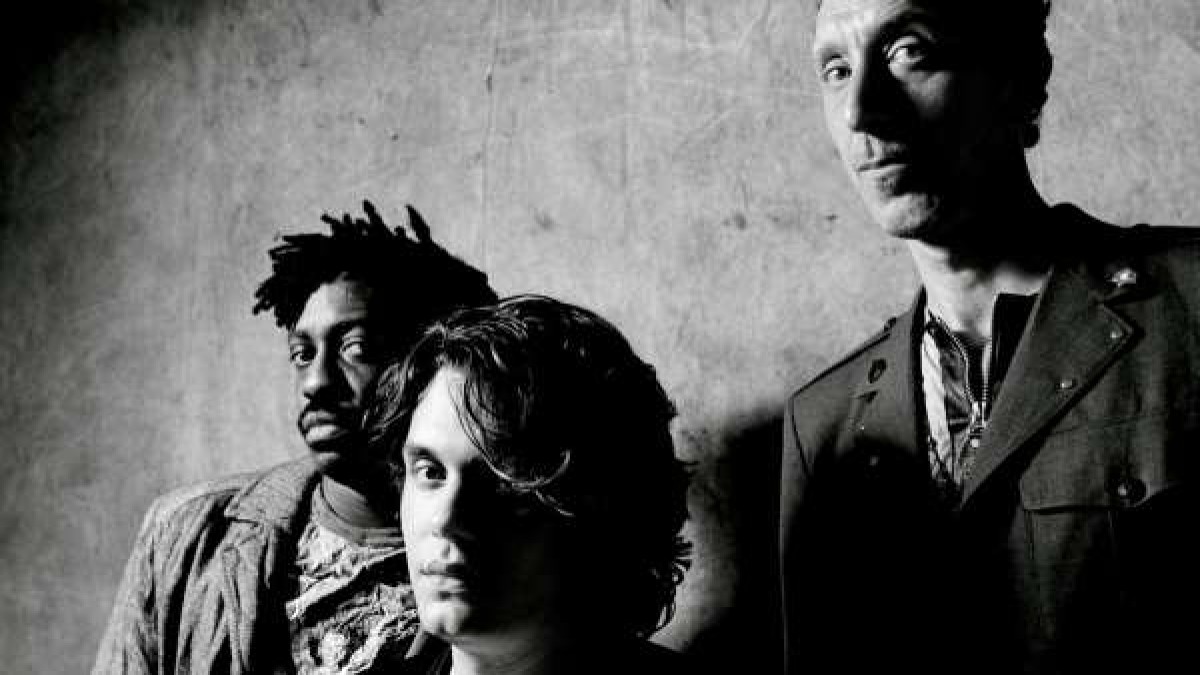 Televised Tune | Seth Meyers Hosts John Mayer Trio Reunion