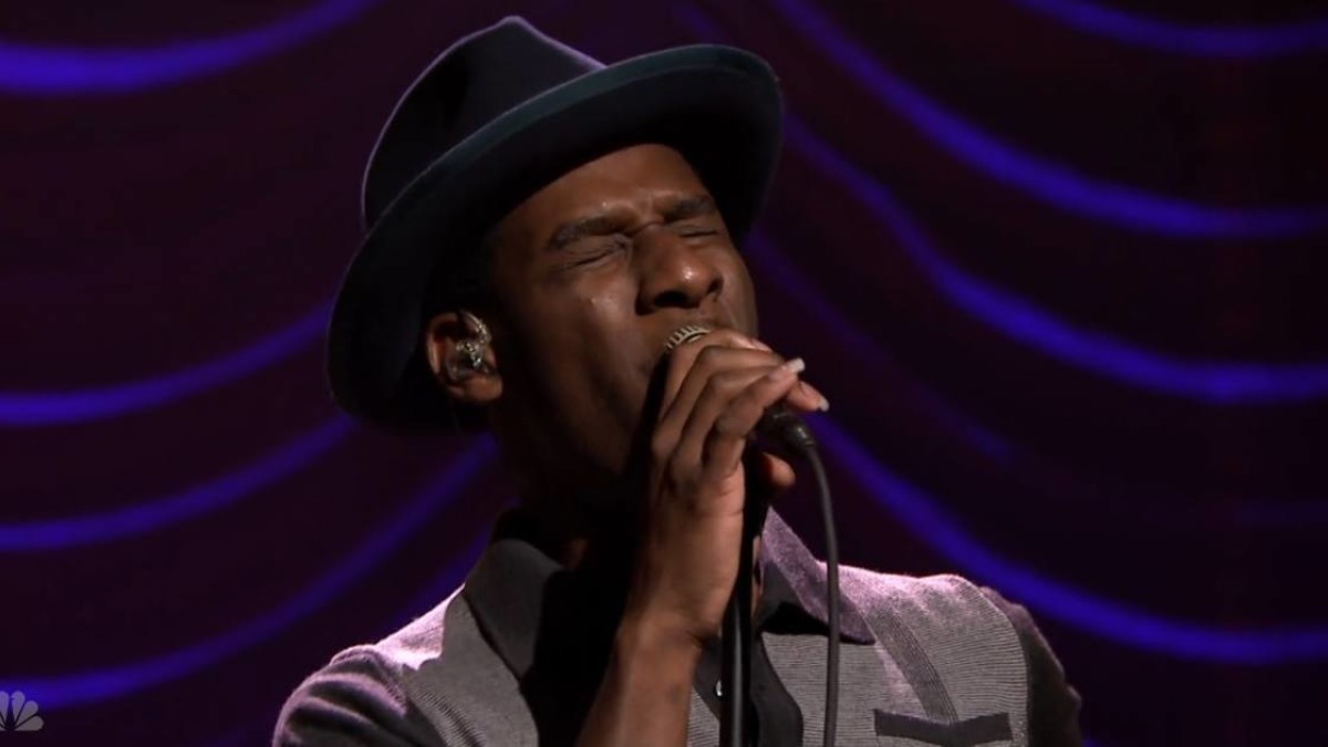 DVR Rewind | Leon Bridges On The Tonight Show