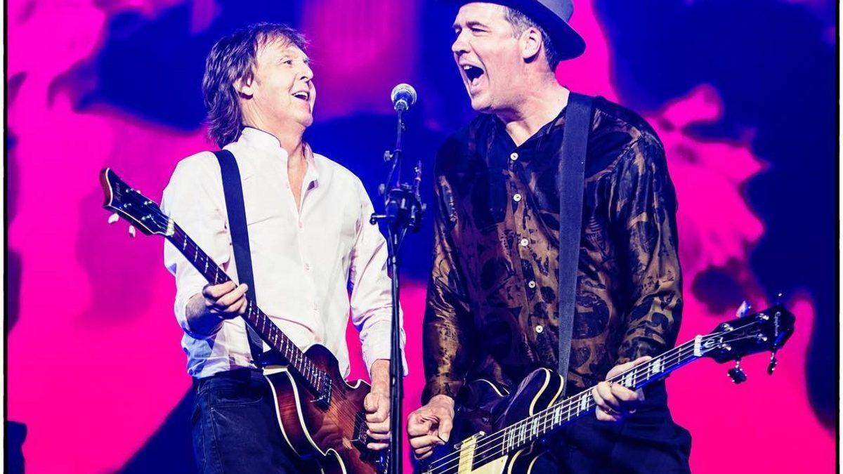 Paul McCartney Welcomes Krist Novoselic For 'Helter Skelter' In Seattle