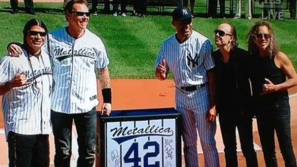 Metallica Pays Tribute To Mariano Rivera At Yankee Stadium