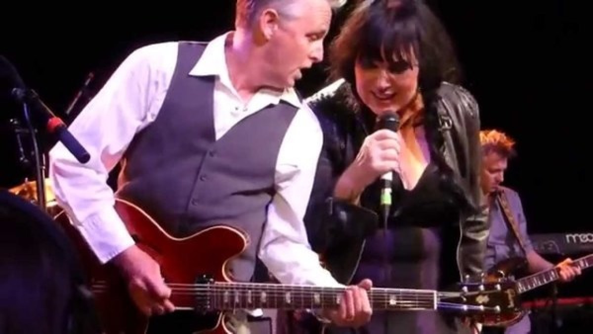 Pearl Jam Guitarist Backs Ann Wilson In Seattle
