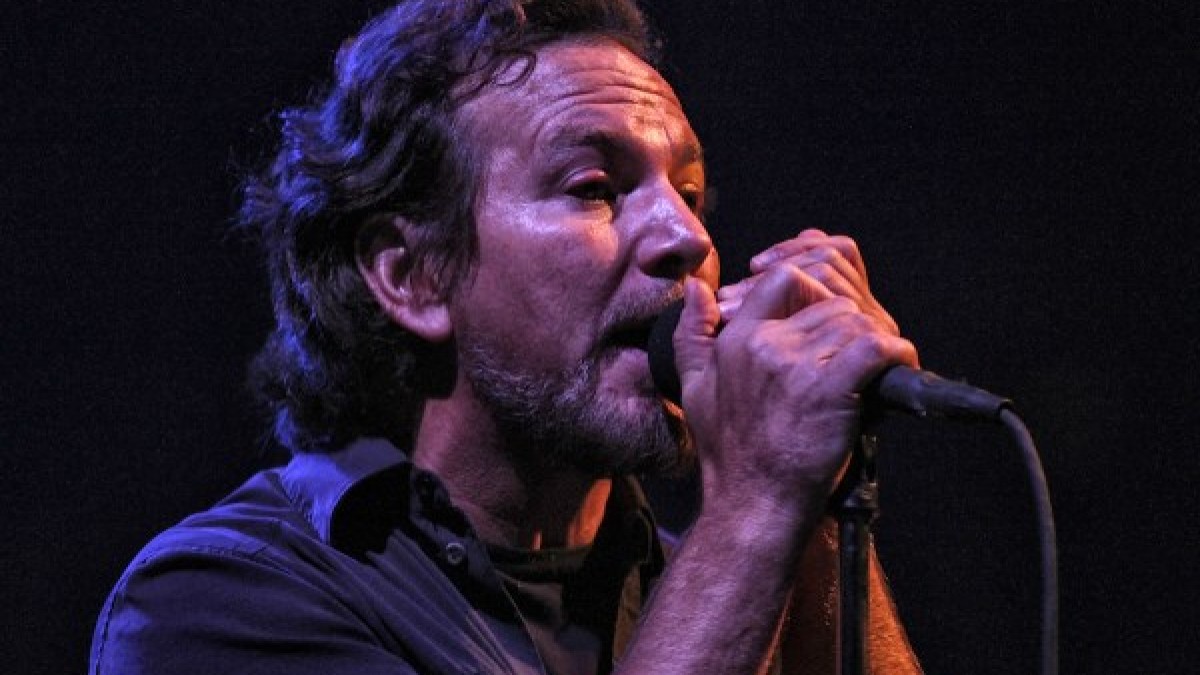 Pearl Jam Honors John Lennon & Bruce Springsteen In Lincoln