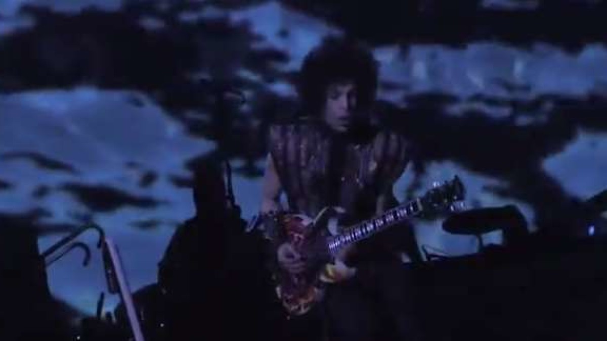 Prince Mixes It Up, Shows Off Guitar Skills At Mohegan Sun