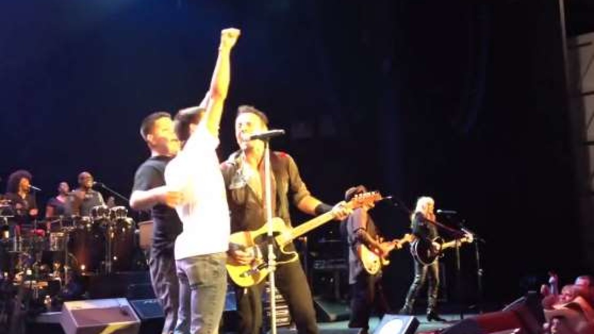 Springsteen Welcomes Two Fans Up To Sing In Houston