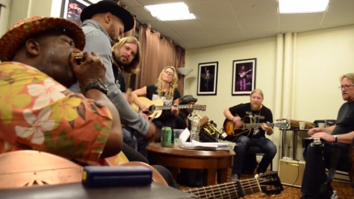 Backstage Video | Taj Mahal & Tedeschi Trucks - Leaving Trunk