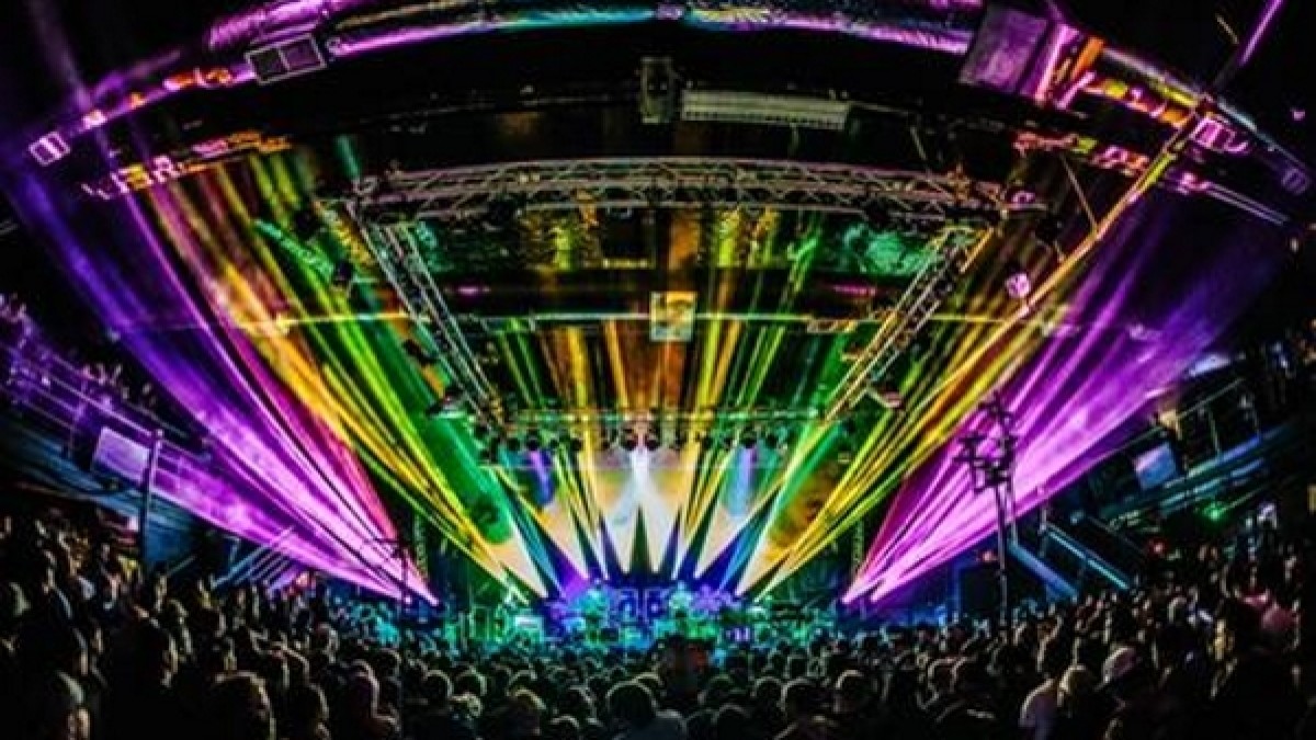 Jason Fladager Guests With Umphreys McGee On Toto Cover