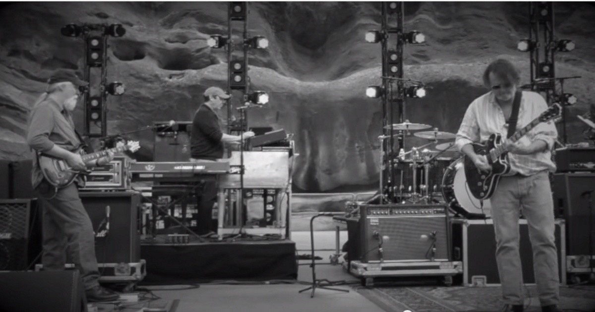 Pro-Shot | Widespread Panic Covers Lean On Me At Red Rocks