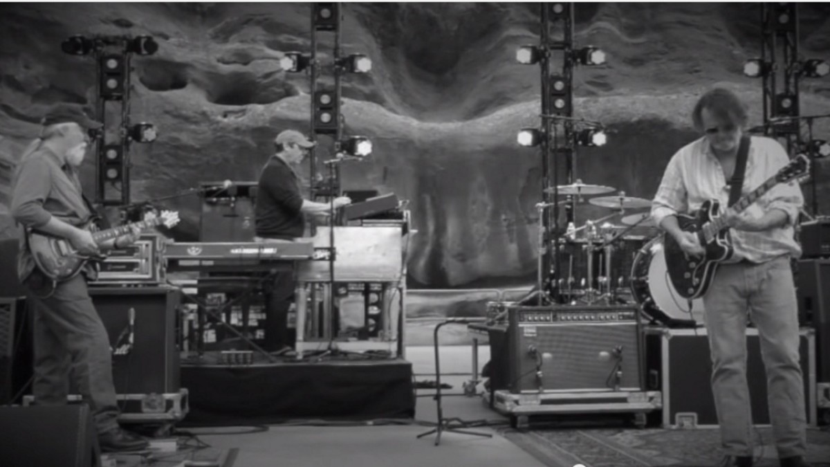 Pro-Shot | Widespread Panic Covers Lean On Me At Red Rocks