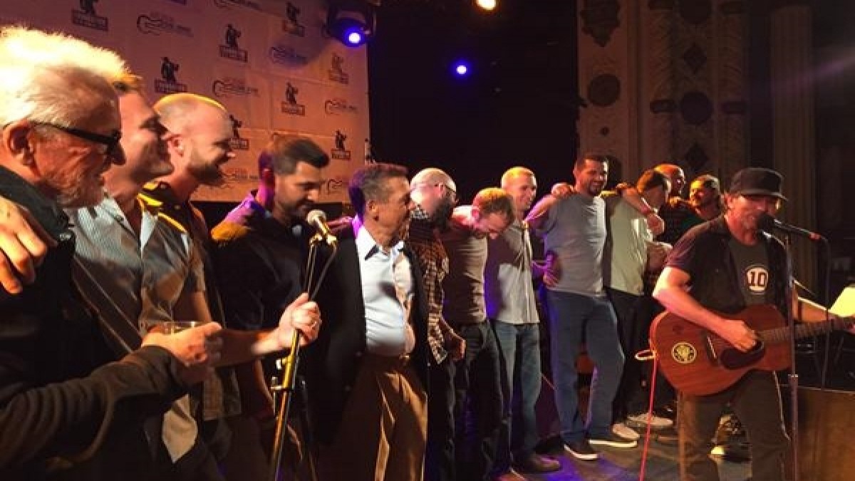 Chicago Cubs Help Eddie Vedder Close Out Hot Stove Benefit