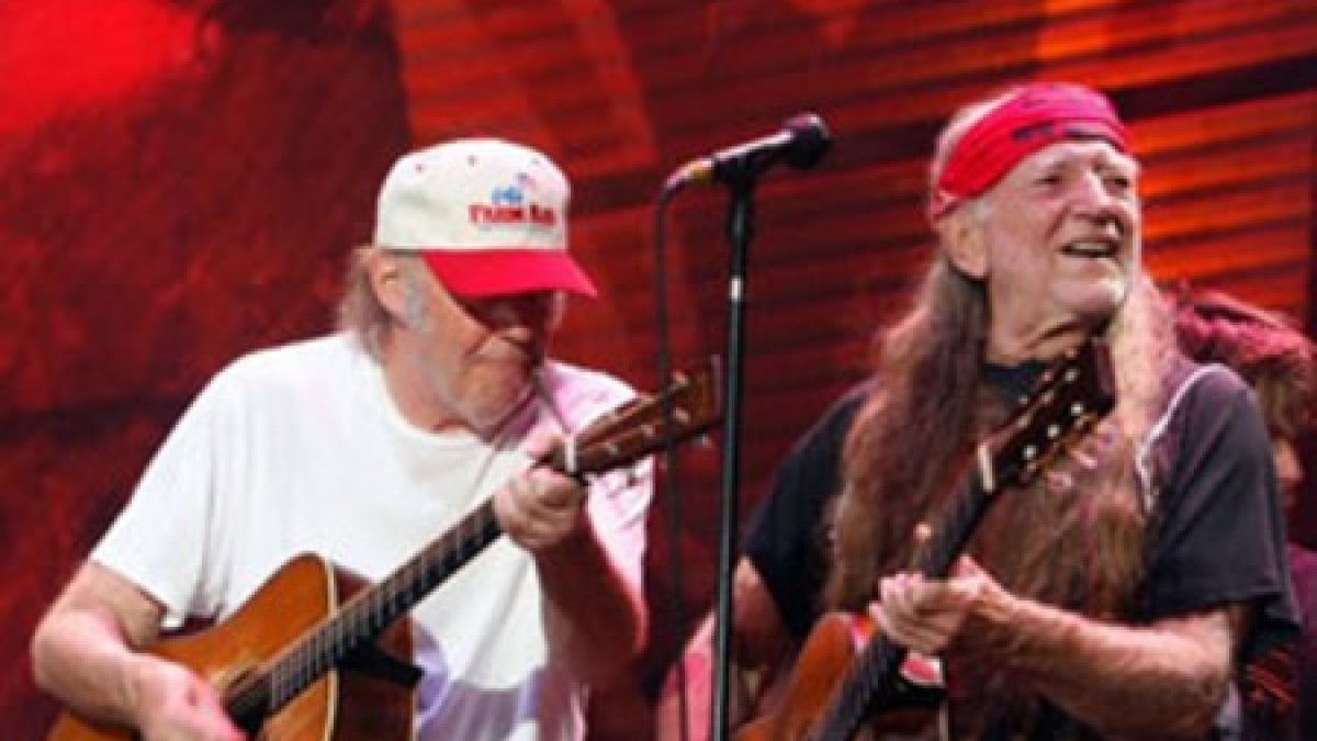 Neil Young & Willie Nelson To Host Nebraska Concert