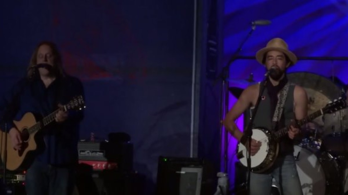 Sunday Cinema | Govt Mule & Jackie Greene Cover Neil Young