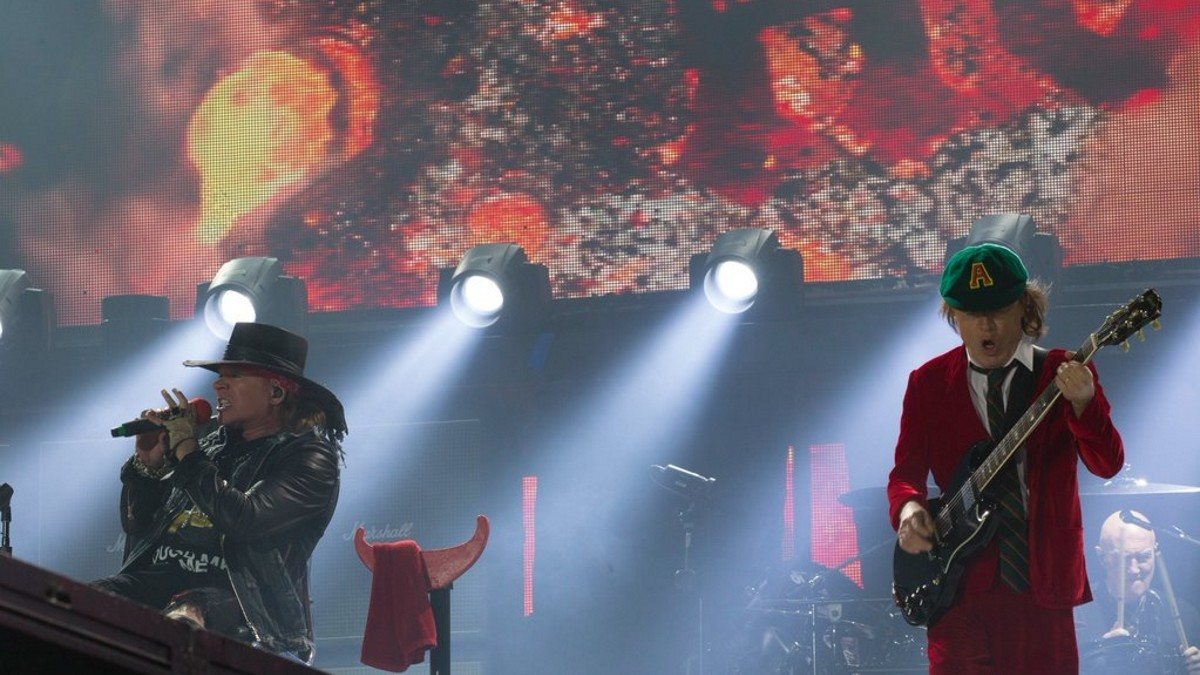 Axl Rose Makes Debut As AC/DC Frontman In Lisbon