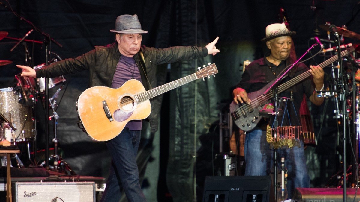Paul Simon Plays 'Mrs. Robinson' For First Time In 2016