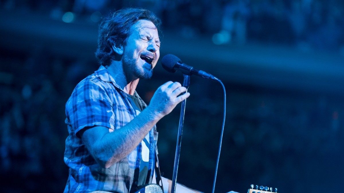 Eddie Vedder Makes Surprise Appearance With Judd Apatow At Bonnaroo