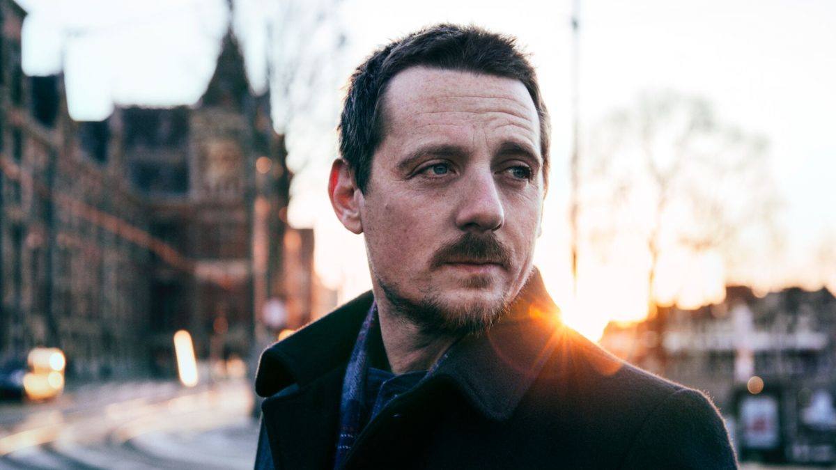 Sturgill Simpson Shares 'The Dead Don't Lie' Single