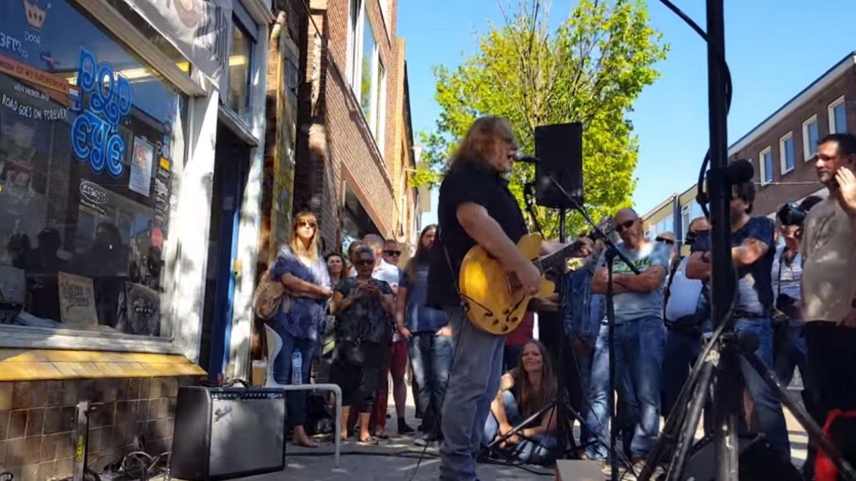 Watch Warren Haynes Play Solo Set In The Netherlands