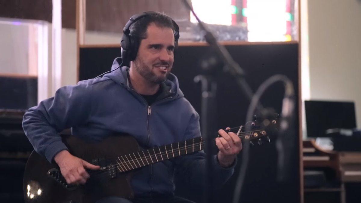 Charlie Hunter Shares New Single 'No Money, No Honey'