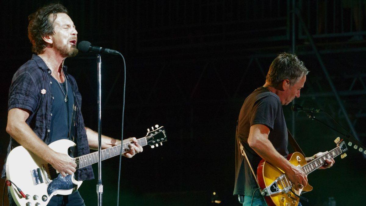 Pearl Jam Braves Storms For Wrigley Field Debut In 2013