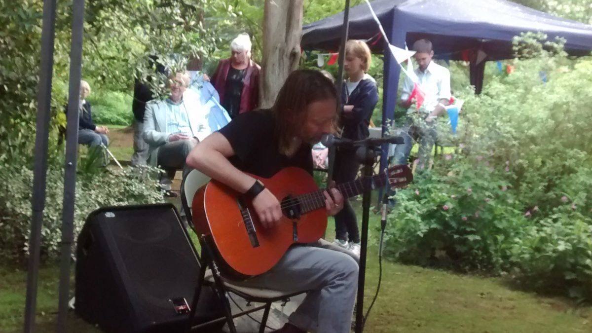 Thom Yorke Plays Surprise Solo Set In Neighbor’s Yard