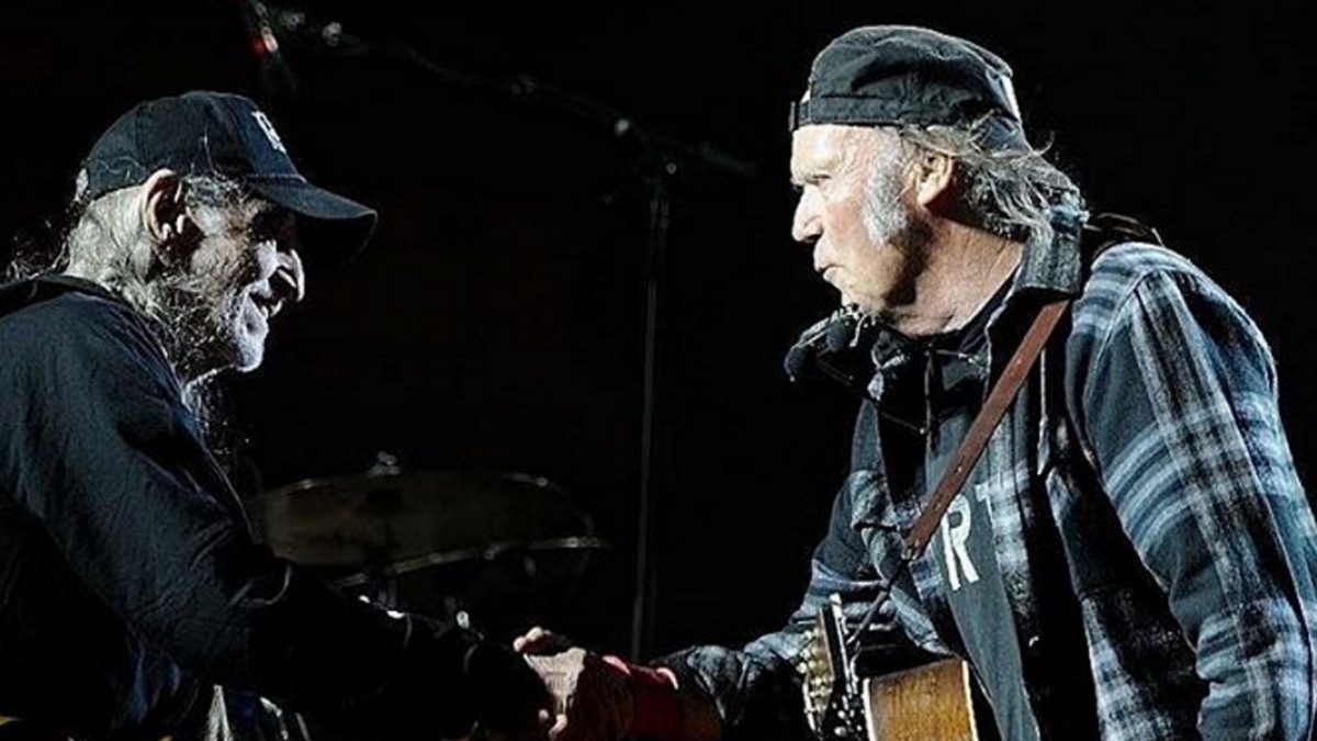 Willie Nelson Guests With Neil Young & Promise Of The Real In Rome