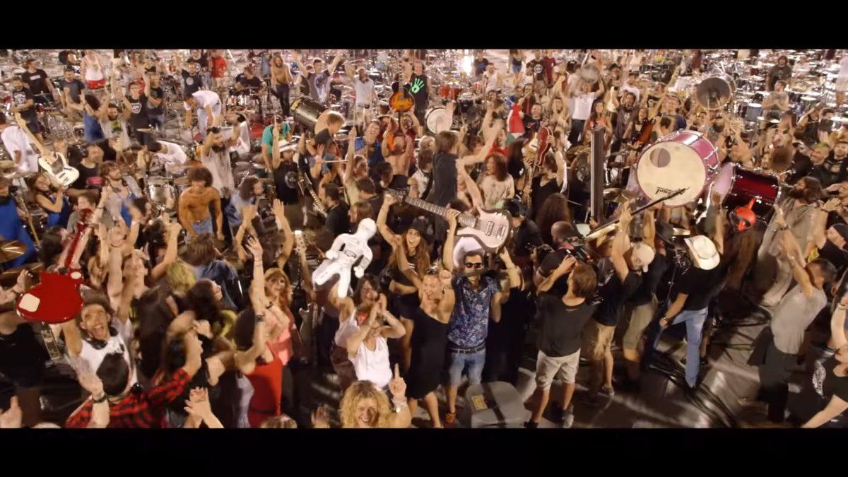 1,200 Musicians Together Perform Led Zeppelin, The White Stripes, Bowie, Hendrix & More