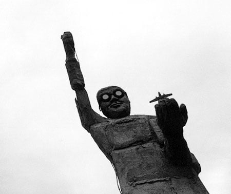 Ball_16_Clifford_Statue