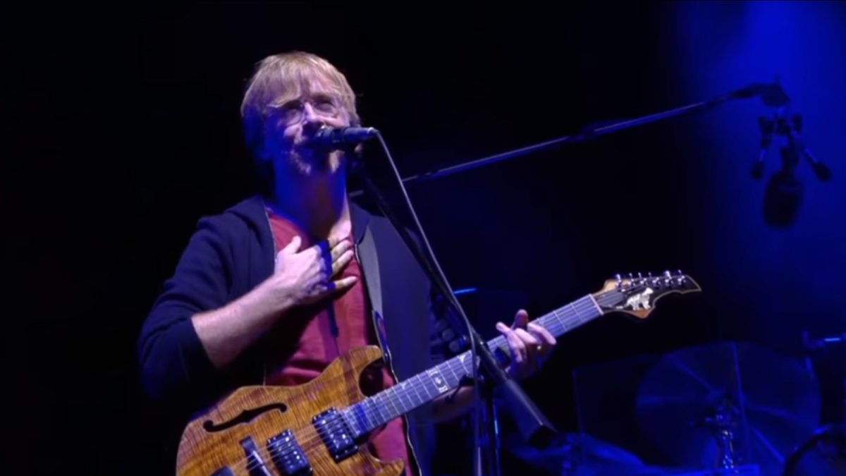 Flashback: Phish’s Trey Anastasio Pauses Show To Ask Ween To Reunite