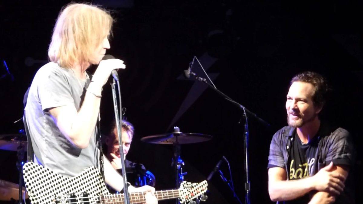 Pearl Jam Welcomes J Mascis & Aerosmith’s Tom Hamilton At Fenway Park On This Date In 2016