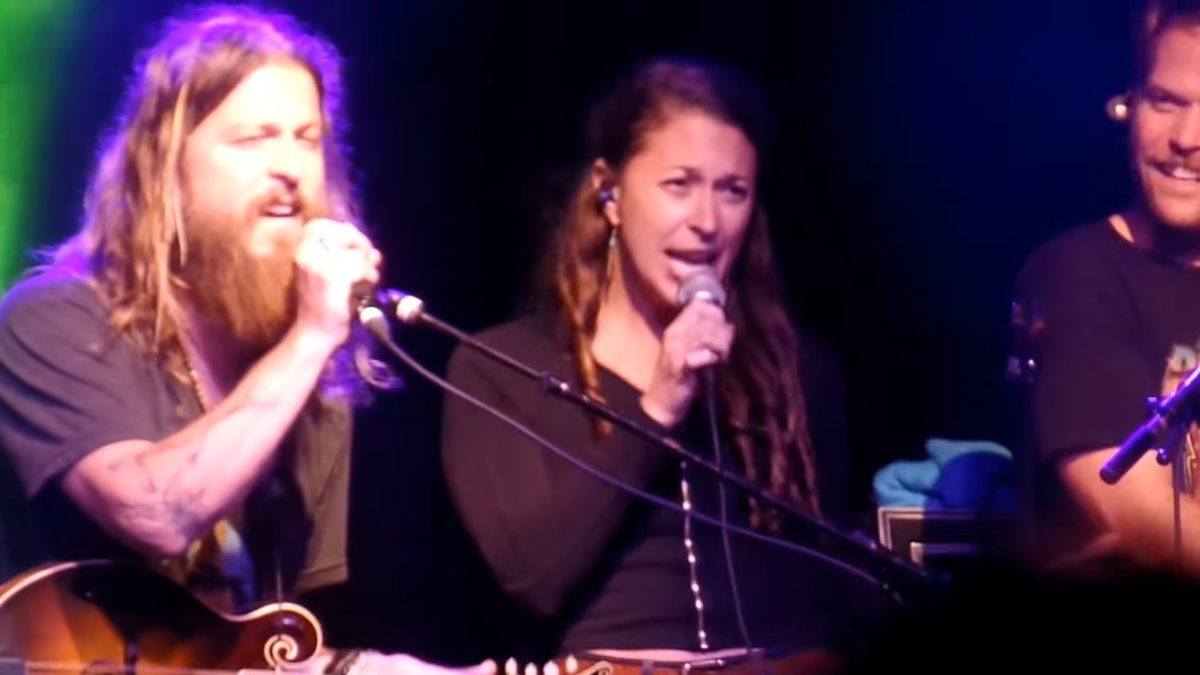 Greensky Bluegrass Welcomes Lindsay Lou & Mike Shimmin For 'Islands In The Stream' Cover