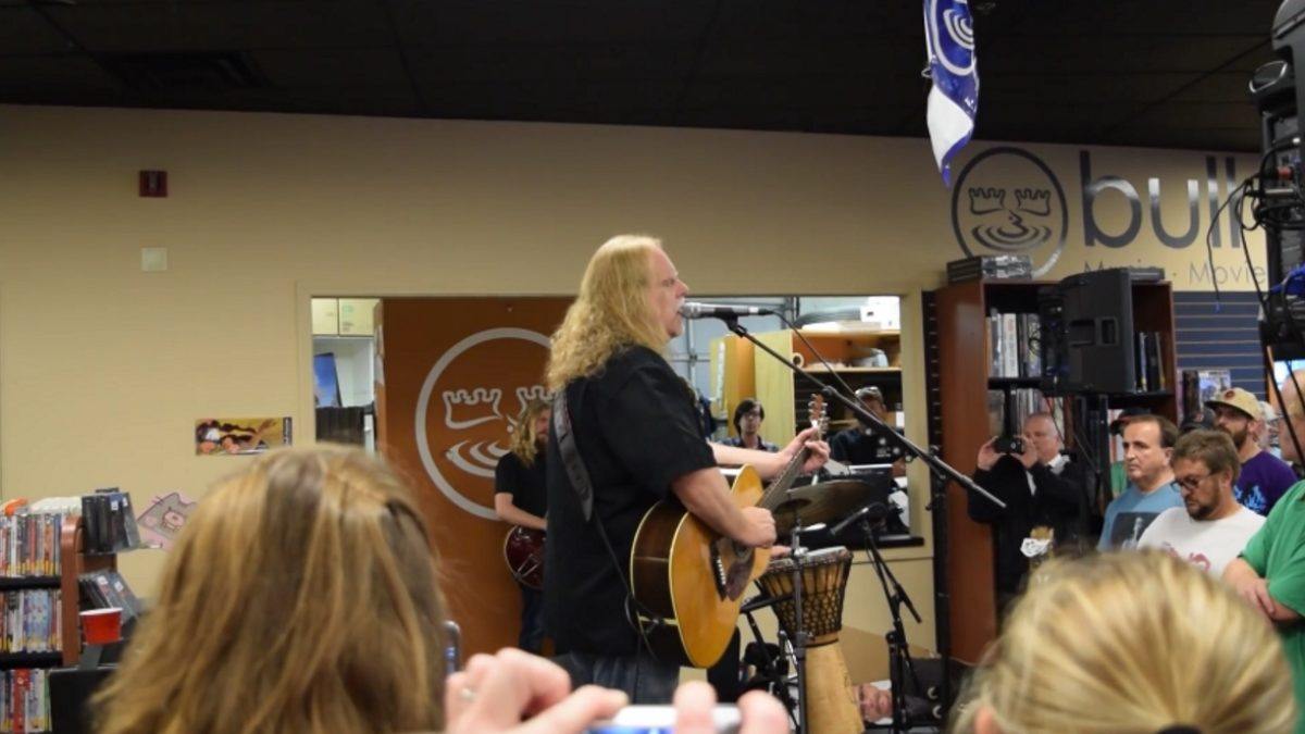 Warren Haynes & Matt Abts Play Rare Acoustic Set In Maine