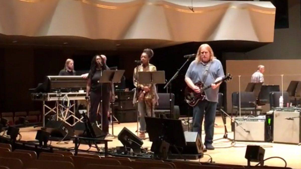 Get Your First Look At Warren Haynes Playing Jerry Garcia's Tiger Guitar