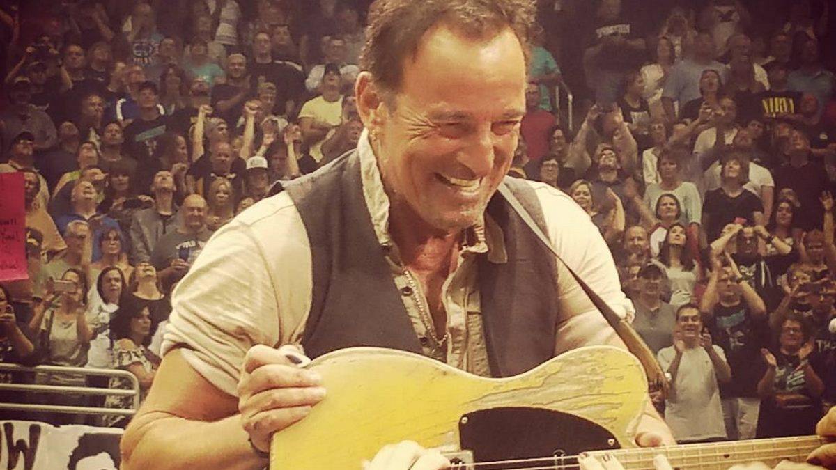 Bruce Springsteen Honors 9/11 In Pittsburgh, Announces Book Tour & Extends World Tour