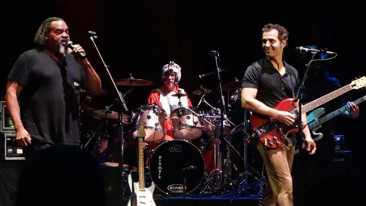 Dweezil Zappa Covers 'I Am The Walrus' With Ike Willis In New York City