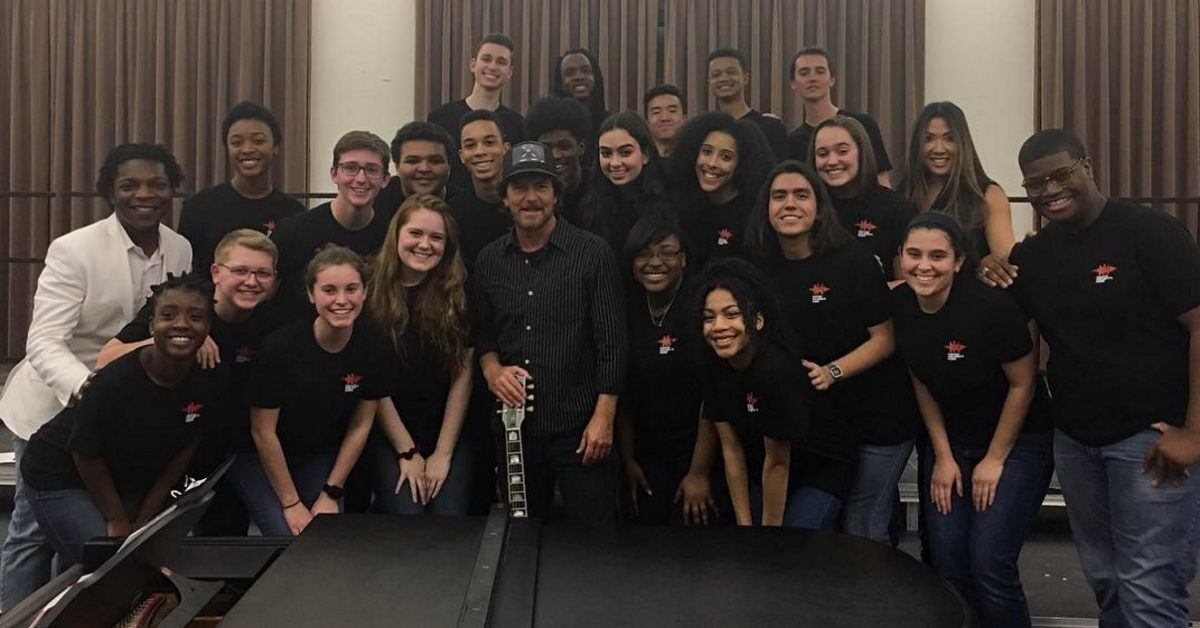 eddie-vedder-choir-crop