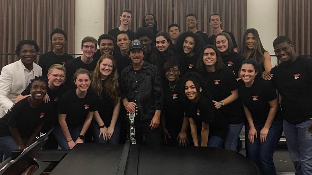 Eddie Vedder Performs At President Obama’s Farewell Address